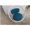 Image 2 : Mid-Century Style White Spindle Chair with Teal Cushions