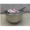 Image 4 : Two Cast Iron Frying Pans and New Stainless Steel Pot