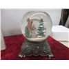 Image 3 : Musical Snow Globe