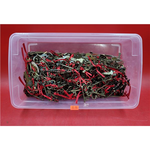 Lot of Assorted VTG Keys