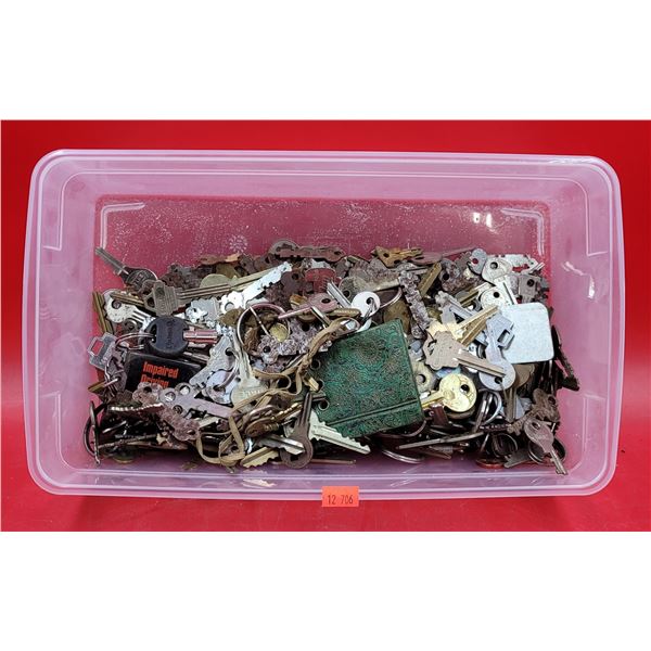 Lot of Assorted VTG Keys