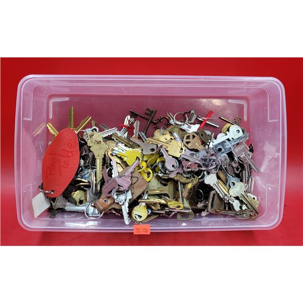Lot of Assorted VTG Keys