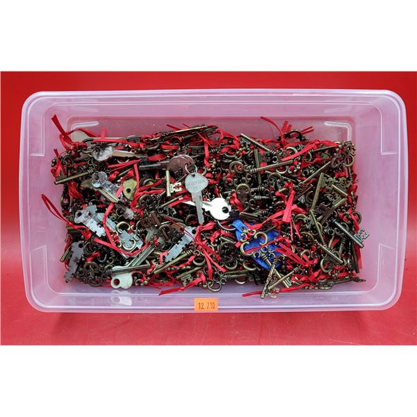 Lot of Assorted VTG Keys