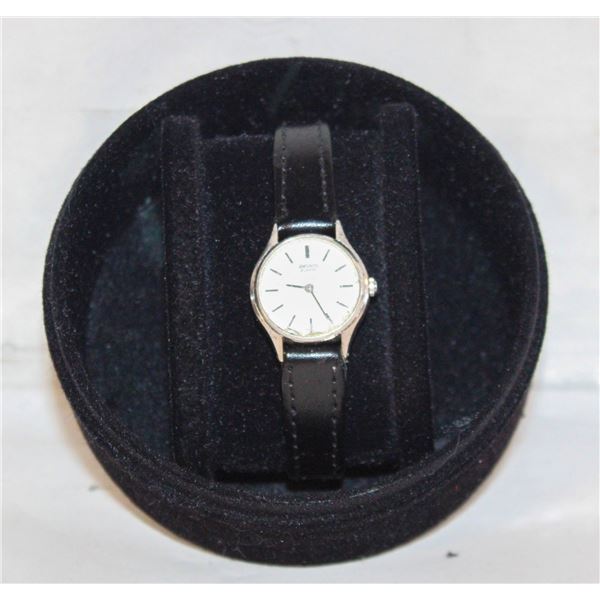 LADIES' VINTAGE SEIKO QUARTZ WATCH WITH BLACK LEAT
