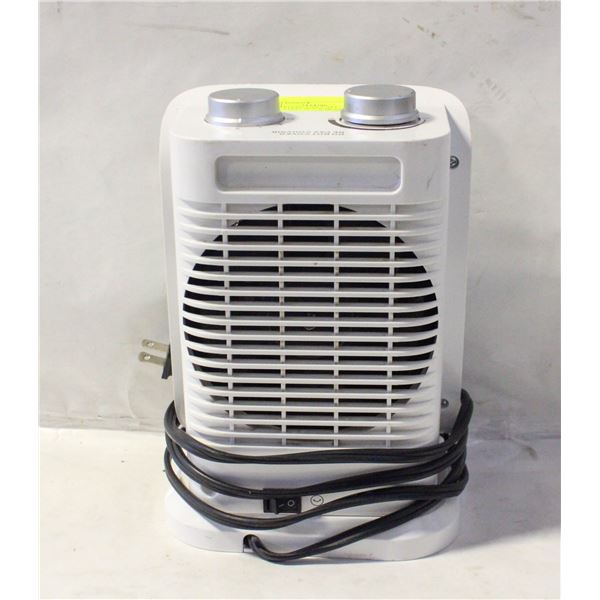 HOMETRENDS 1500 WATT OSCILLATING SPACE HEATER