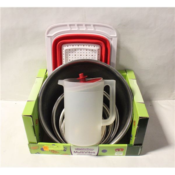 4 MIXING BOWLS AND STRAINER