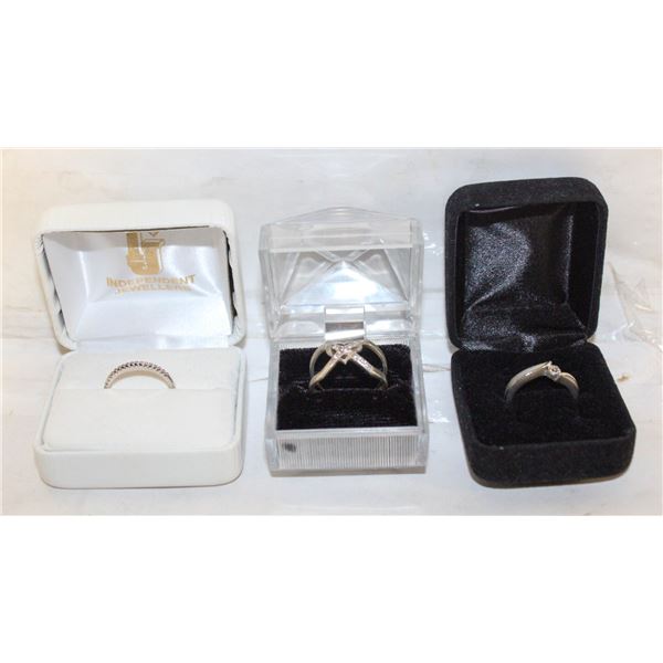 VARIOUS COSTUME JEWELRY RINGS X3 IN