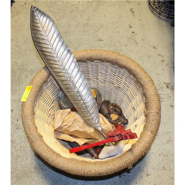 ESTATE WICKER BASKET WITH DECOR PIECES