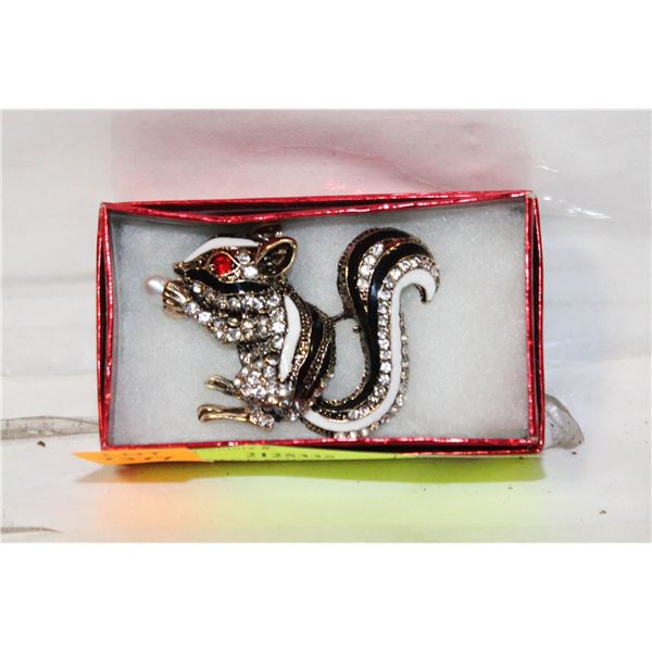 NEW VINTAGE SQUIRREL BROOCH KC GOLDEN