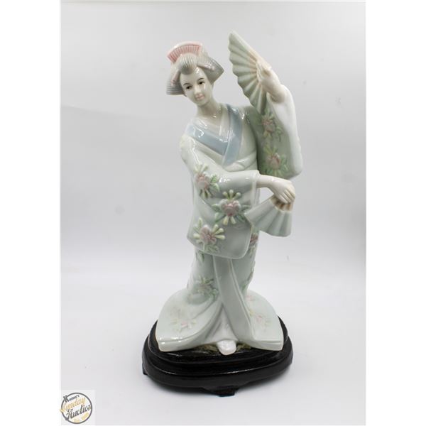 VINTAGE JAPANESE PORCELAIN GEISHA FIGURINE