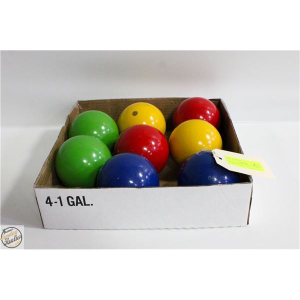 SET OF 8 ITALIAN LAWN 4 COLOR BOWLING BALLS