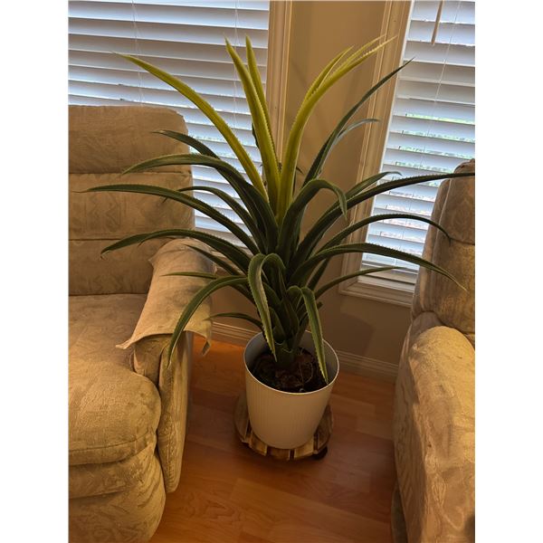 Artificial plant with plant roller