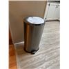 Image 1 : Garbage can