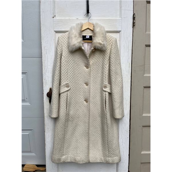 Moda international cream colored coat with faux fur collar Size L- never worn