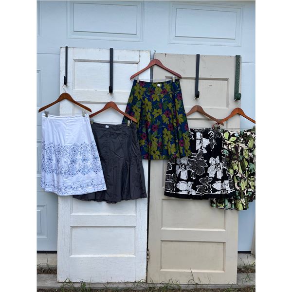 5 skirts sizes 10 - like new- 26"L