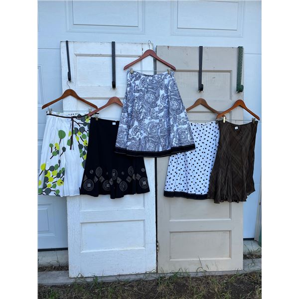 5 skirts sizes 10/11 - like new- 27"L