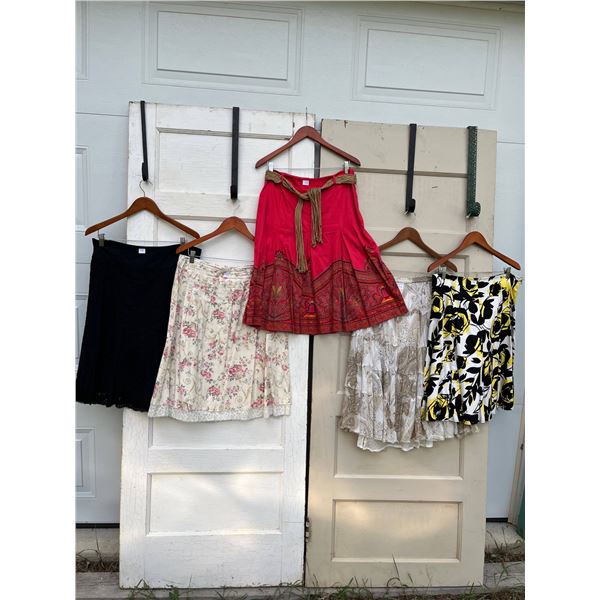 5 skirts sizes 12 - like new- 28"L