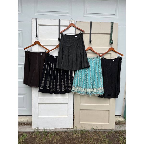5 skirts sizes 10 - like new- 28"L
