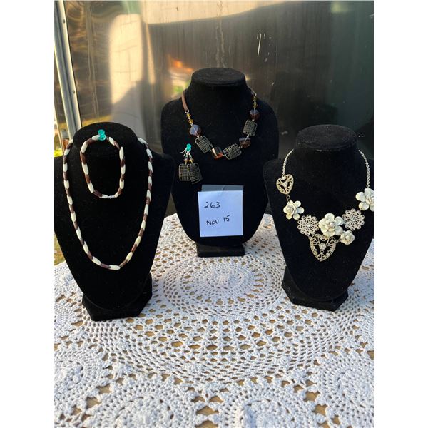 1 flower necklace with earrings