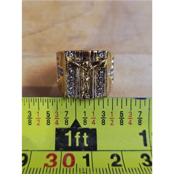 Size 7 gold coloured ring