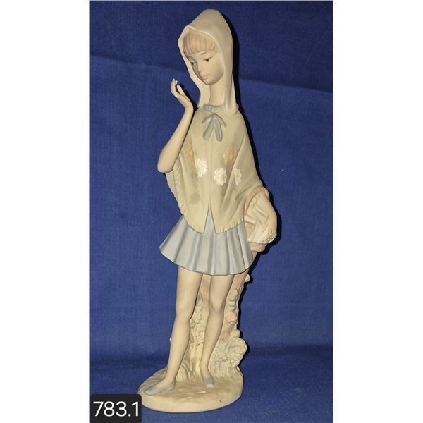 Lladro figurine, good condition but missing 1 little finger