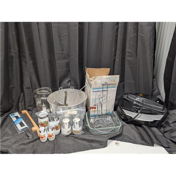 Misc. Kitchen Lot (Working Kettle, Pyrex Dish, Pitcher, and etc.)