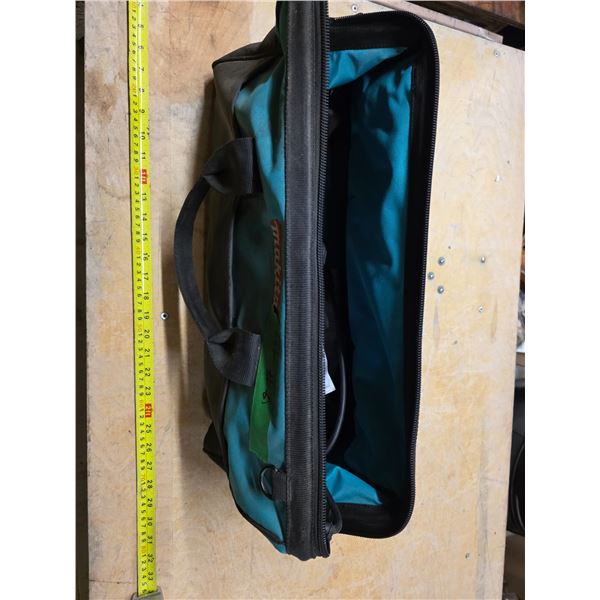 Electric Makita reciprocating saw with bag and blades