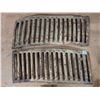 Image 1 : (2) Tractor Series 3000 Grilles
