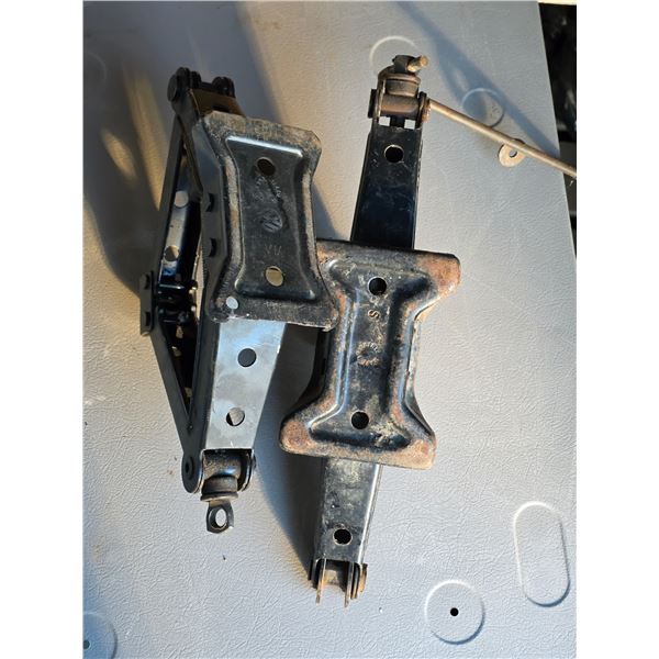 2 car jacks