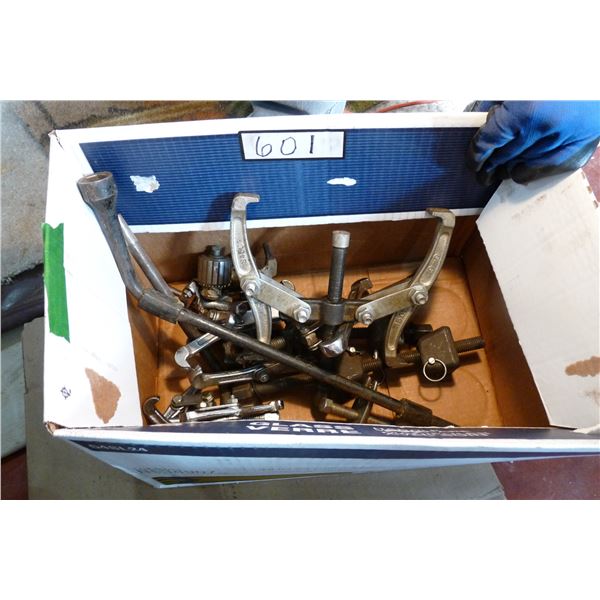 Gear pullers, spring compressors 4 gear pullers and 2 spring compressors