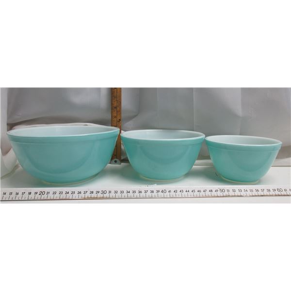 Set of 3 Robins Egg Blue Pyrex NESTING bowls