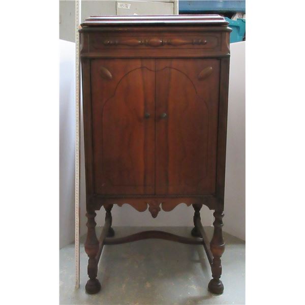 Victrola Cabnet style wind-up phonograph (working condition)