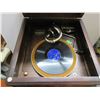 Image 4 : Victrola Cabnet style wind-up phonograph (working condition)