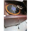 Image 8 : Victrola Cabnet style wind-up phonograph (working condition)