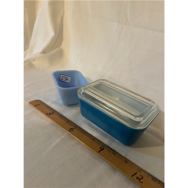 2 Pyrex Refrigerator dishes - 1 with lid