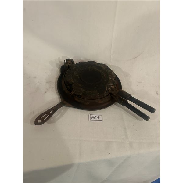Cast iron waffle iron - heart pattern