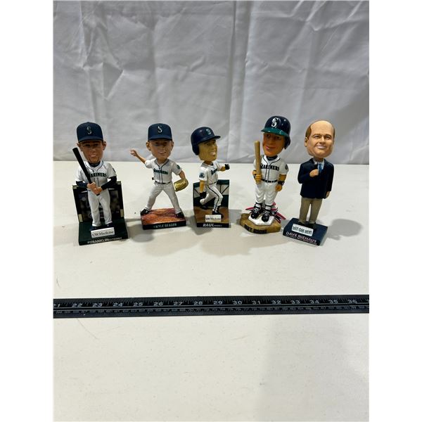 5 baseball bobble heads