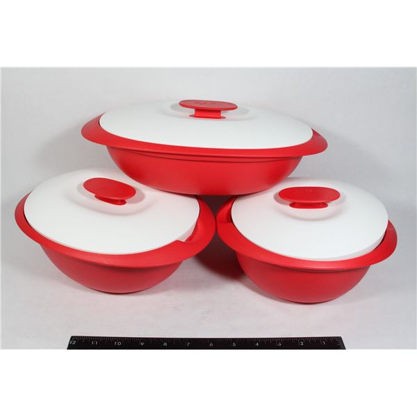 MATCHING SET OF TUPPERWARE CONTAINERS WITH LIDS