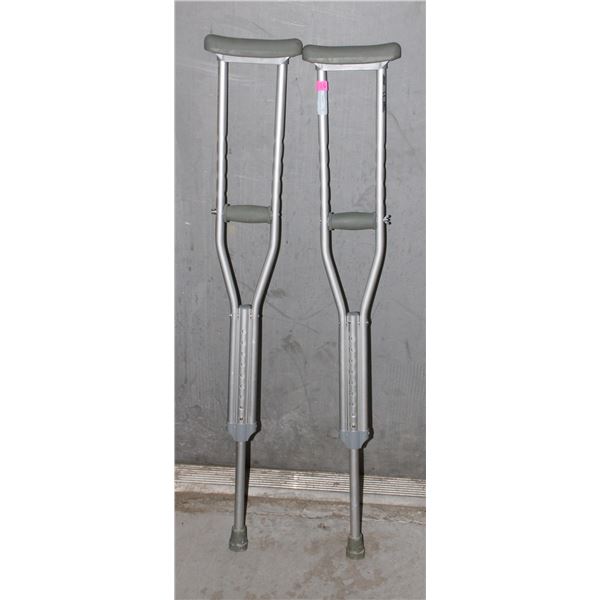 SET OF CRUTCHES FOR HIGHT 4'6" TO 5' 2"