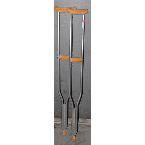 SET OF CRUTCHES FOR PERSON 5'10" TO 6'6"