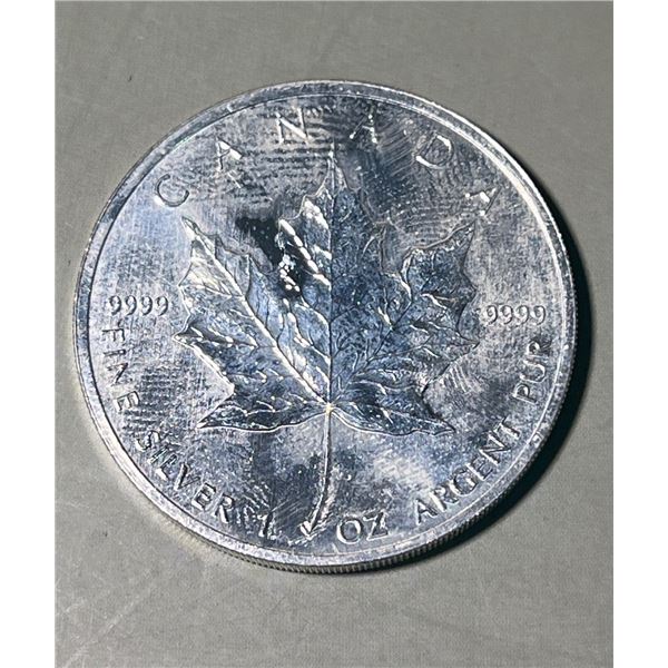 2004 $5 Canadian Maple, 1oz, 0.999 Fine Silver Round.