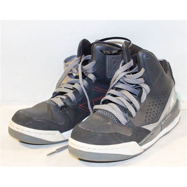 ESTATE JORDANS FLIGHT SNEAKERS YOUTH SZ 6.5