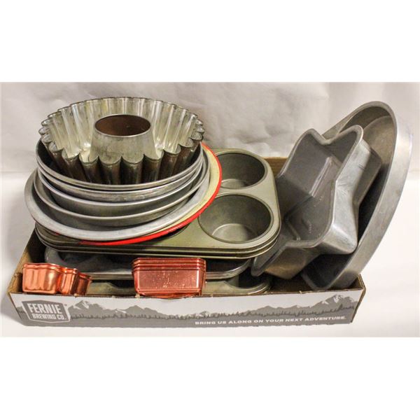 LOT OF VINTAGE BAKING WARE