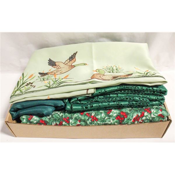 CHRISTMAS LINENS, GREEN RUNNERS, TABLECLOTHS