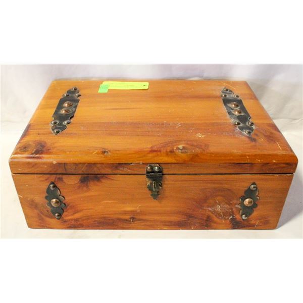 VINTAGE PILLIOD ART BOX CEDAR