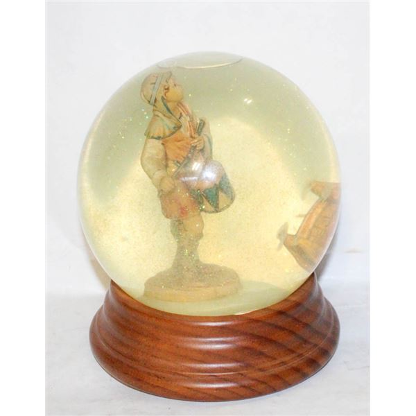 KIRKLAND MUSICAL WATERGLOBE WITH REVOVLING BASE