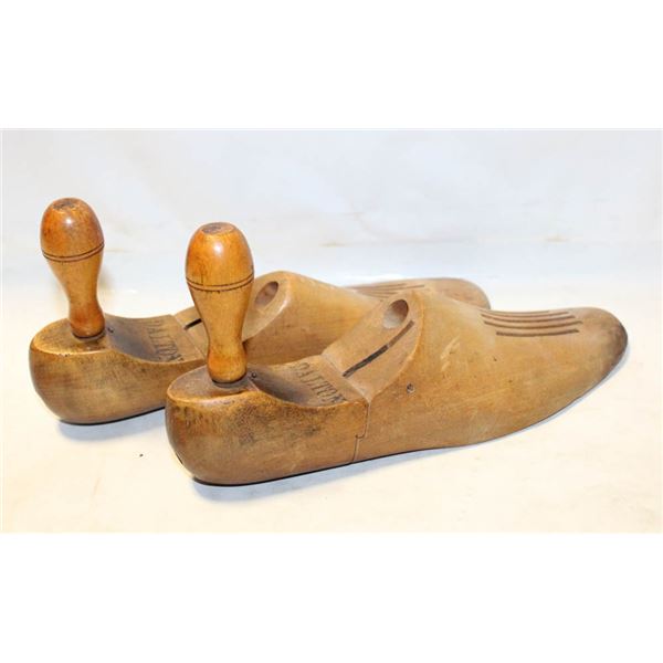 VINTAGE WOODEN DALTON SHOE STRETCHER