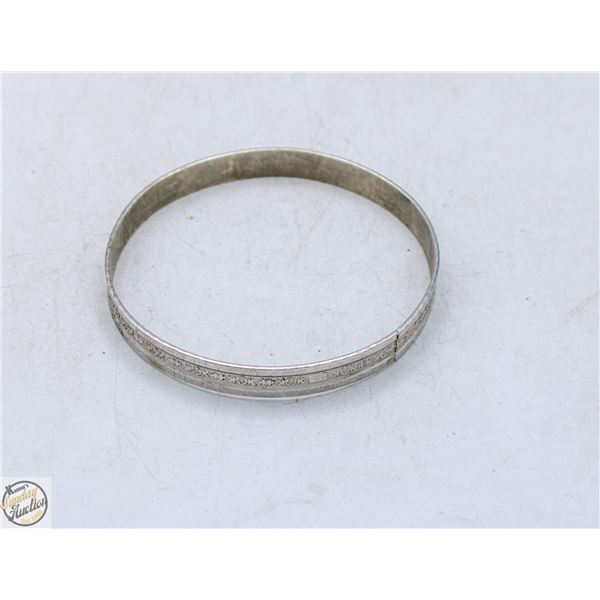 STERLING SILVER BANGLE, 2 5/8 IN DIAMETER