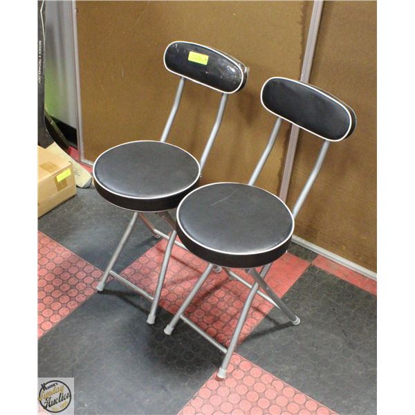 LOT OF 2 FOLDING CHAIRS