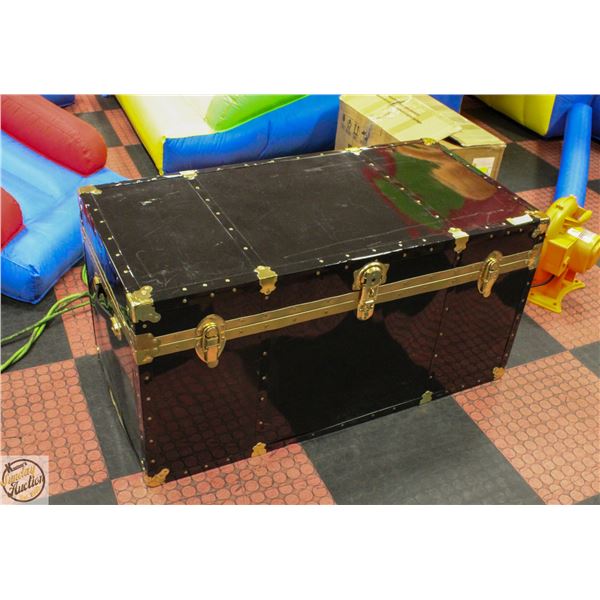 VINTAGE METAL STEAMER TRUNK